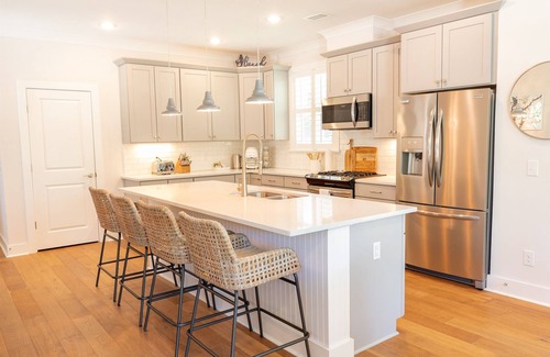 Charleston House | Charleston Beaches Pool Heated Spa King Suite