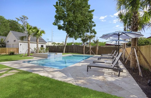 Charleston House | Charleston Beaches Pool Heated Spa King Suite