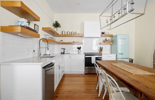 Cannonborough Elliotborough Apartment | Charleston Condo: Steps to King St Sleeps 8!