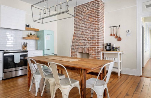 Cannonborough Elliotborough Apartment | Charleston Condo: Steps to King St Sleeps 8!