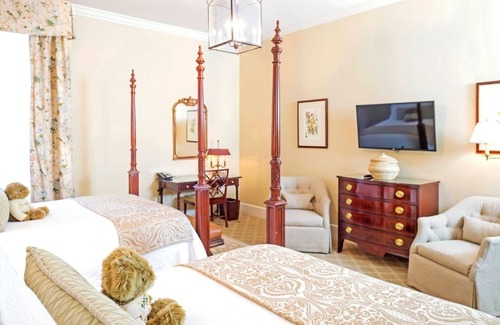 Charleston Historic District Hotel | Charleston Family Getaway: Deluxe Double Queen, Planter Inn, By City Market