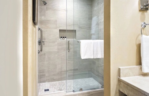 Charleston Historic District Hotel | Charleston Family Getaway: Deluxe Double Queen, Planter Inn, By City Market