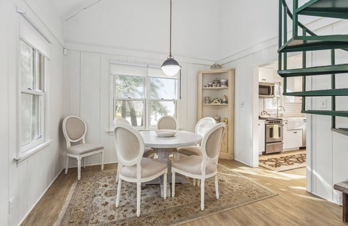New Buffalo House | Charlie's on Commanche - Charming cottage tucked away in Michiana close to the l
