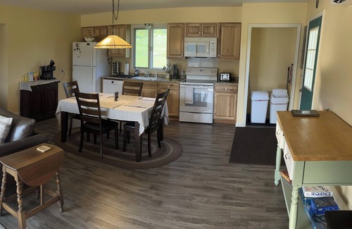 New Milford Cottage | CHARLIES LAKEFRONT COTTAGE. Newly renovated 3 bedroom/kitchen/bath cottage.