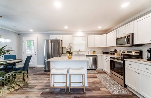 Starmount House | Charlotte 3BR Getaway | Hot Tub Mini Golf Pet-Friendly Fire Pit