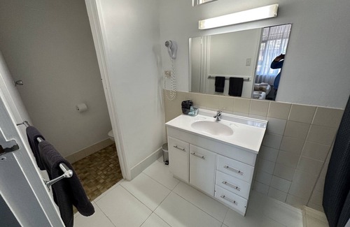 Charlton Hotel | Charlton Motel - Victoria