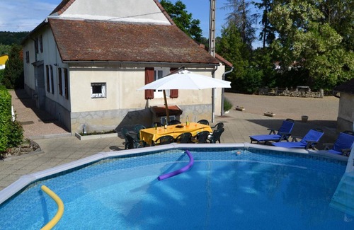 Saint-Pourcain-sur-Sioule Cottage | Charming House with Pool, Sauna, Garden, Near Vichy and Moulins