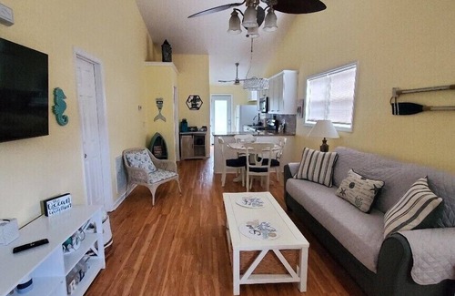Myrtle Grove House | Charm Your Sol- < 3 miles to Carolina Beach!