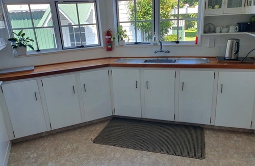Whanganui Bed & Breakfast | Charmae Guest House by the river.n7 x Beds, (sleeps 10)nPlus powered van site