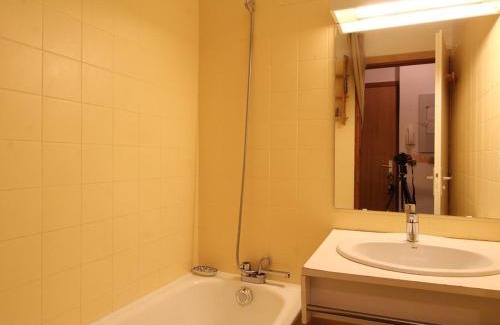 Les Carroz-d'Araches Apartment | Charmant 2P avec balcon, 5 couchages, pieds des pistes, proche télécabine et centre village - FR-1-572-171