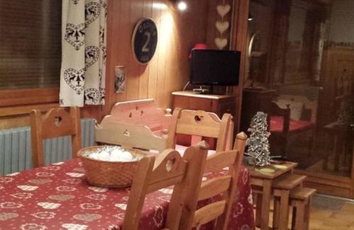 Les Gets Apartment | Charmant appart. aux Gets, 2 ch., balcon, garage, à proximité des télécabines et services - FR-1-671-133