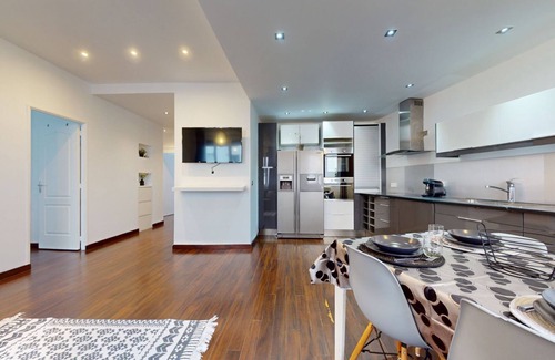 Zola - Pressense Apartment | Charmant Appartement au Coeur des Gratte Ciel Avec Jacuzzi