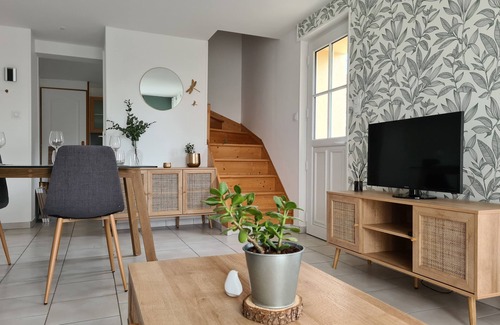 Laroche-Saint-Cydroine House | Charmante Petite Maison