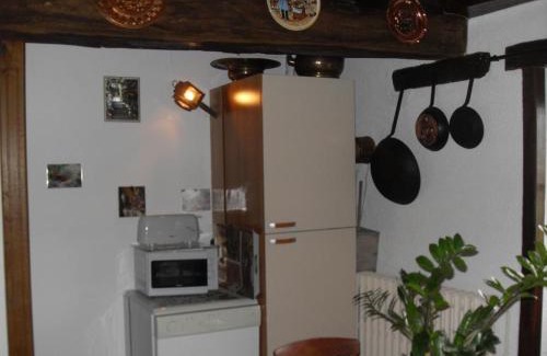 La Petite-Marche House | Charmant gîte avec jardin clôturé, cheminée et nombreux équipements près des stations thermales - FR-1-489-159