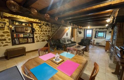 La Petite-Marche House | Charmant gîte avec jardin clôturé, cheminée et nombreux équipements près des stations thermales - FR-1-489-159