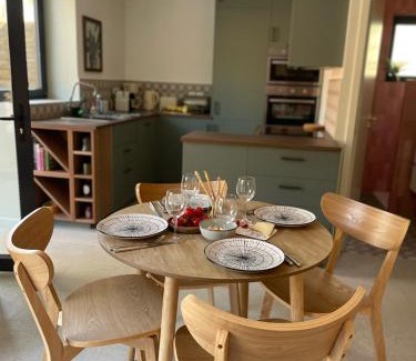 Hyeres Apartment | Charmant rez de jardin de villa