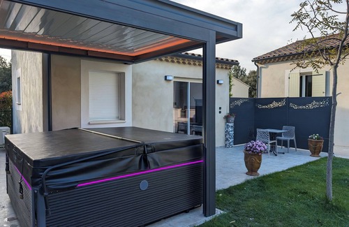 Aubignan Apartment | Charmant Studio de 22 m² Avec Terrasse de 13 m² et spa Spacieux Sous Pergola