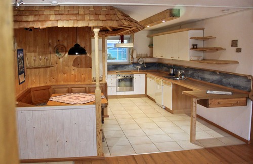 Saaldorf-Surheim Apartment | Charmante Ferienwohnung Handweberei mit Garten und Liegewiese, Wlan, 130 qm, Parkplatz