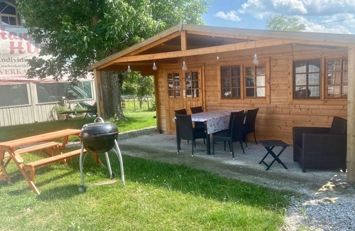 Saaldorf-Surheim Apartment | Charmante Ferienwohnung Handweberei mit Garten und Liegewiese, Wlan, 130 qm, Parkplatz