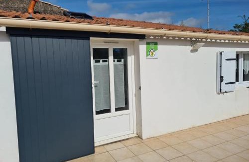 Saint-Vincent-sur-Jard House | Charmante maison rénovée avec jardin commun, proche plage et commerces, idéale pour 2 personnes - FR-1-426-509