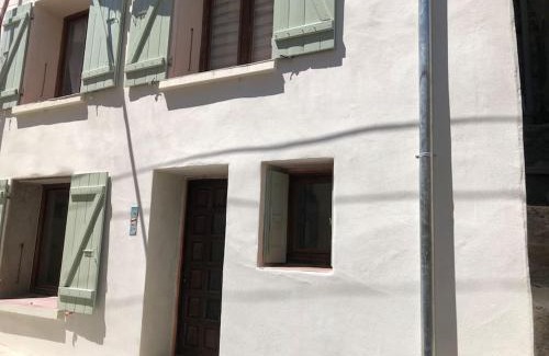 Montalba-le-Chateau House | Charmante maison de village avec toit terrasse