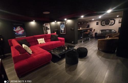 Auffargis Villa | Charmante maison avec piscine chauffée, salle de cinéma et bar