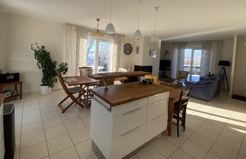 Dounoux Villa | Charmante Maison Laquarelle Avec Jardin Clôturé et Arboré