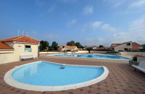 Brem Sur Mer House | Charmante Maison proche mer avec piscine collective