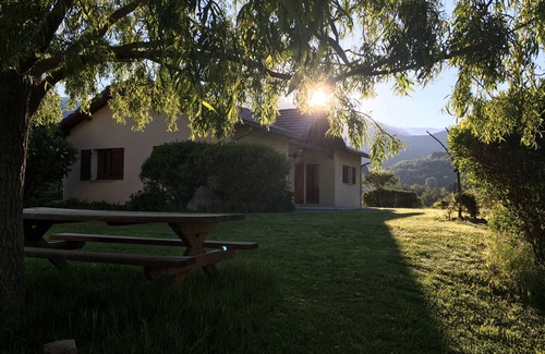 Saint-Vincent-les-Forts Villa | Charmante Villa Avec vue Imprenable sur les Montagnes, Calme et Sérénité