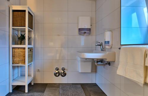 Pradl Apartment | Charmante Wohnung für 2 Personen in Zentrumsnähe x angenehm kühl im Sommer x Parkplatz x coworking-Arbeitsplätze im Haus