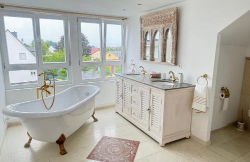 Brenig Apartment | Charmantes Haus Nähe Bonn Köln Messe Phantasialand