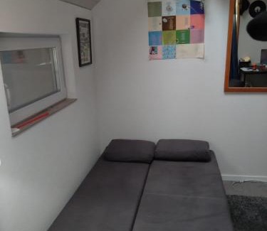 Nenzlingen House | Charmantes Western-Zimmer mit Veranda auf dem Raihof