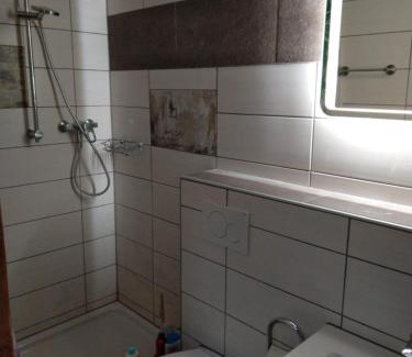 Nenzlingen House | Charmantes Western-Zimmer mit Veranda auf dem Raihof