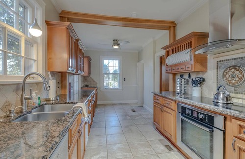 Cralgmeade Villa | Charmed Manor - 5mi to DT, Opry & Airport