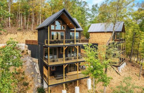 Sevierville House | Charmed Waters Cottage - Family Lake Getaway