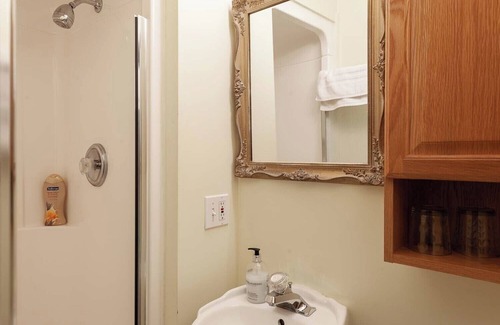 Stratford Apartment | Charmeine Stone Maiden Inn