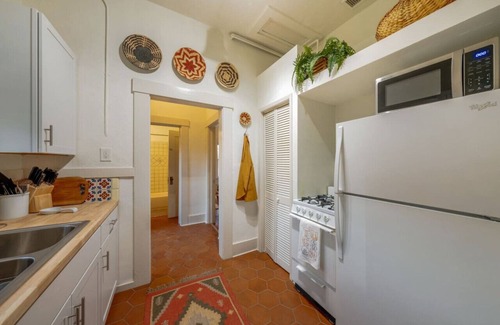 West University House | Charmer/3 Blocks from U of A/1 BR 1 BA/Sleep 3