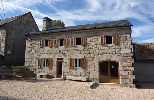 Saint-Just Cottage | Charming Renovated 1857 Farmhouse, Sleeps 9, BBQ, Wi-Fi, Near Nature & Historical Sights