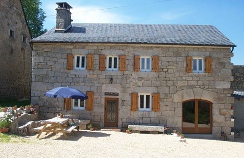 Saint-Just Cottage | Charming Renovated 1857 Farmhouse, Sleeps 9, BBQ, Wi-Fi, Near Nature & Historical Sights