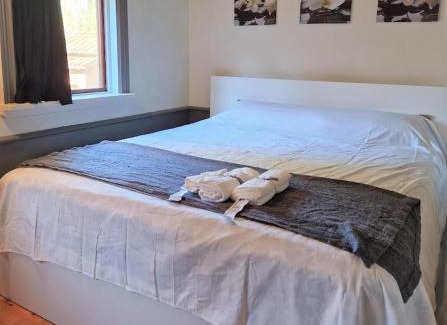 Upplands Vasby Municipality House | Charmig stuga mitt i naturen!