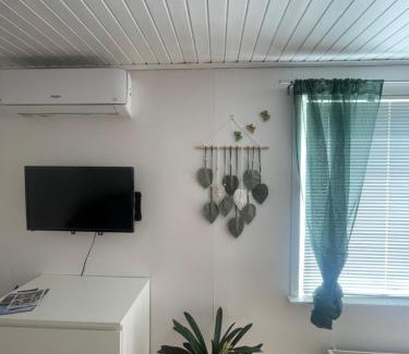 Tibro Villa | Charmigt Villa bredvid sjön Örlen