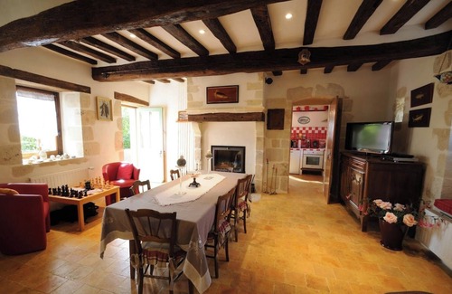 Saint-Germain-des-Grois Bed & Breakfast | Charming house. Cosy living room. 2 bedrooms. Summer cooking