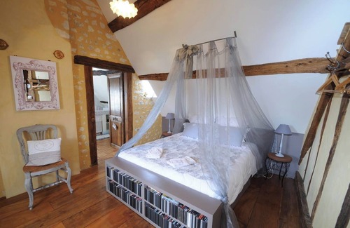 Saint-Germain-des-Grois Bed & Breakfast | Charming house. Cosy living room. 2 bedrooms. Summer cooking