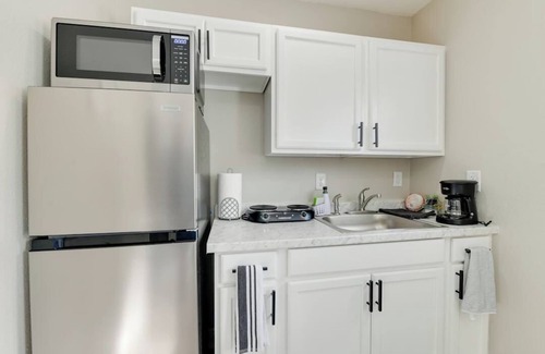 Bearss Plaza Apartment | Charming 1/1 Apartment at 10 minutes from Tampa Airport with WiFi, AC.