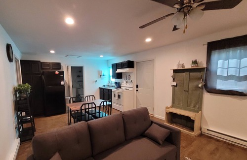 Farmington House | Charming 1-bd house in Downtown Farmington, 1block from Police & Fire stations