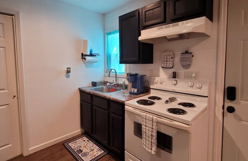Farmington House | Charming 1-bd house in Downtown Farmington, 1block from Police & Fire stations