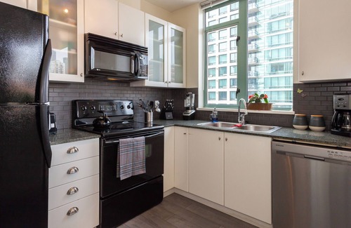 Downtown Vancouver Apartment | Charming 1-BDR Apartment in Prime Downtown Location – Walk Everywhere!
