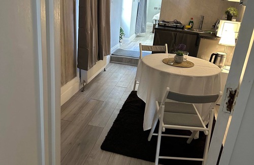 Acton Apartment | Charming 1-Bed Apartment in London 8