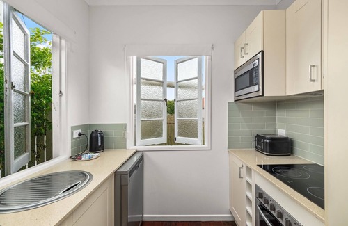 Bald Hills House | Charming 1-Bed Cottage with Garden Retreat