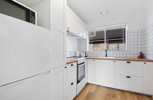 Kingsville Apartment | Charming 1-Bed Unit with Striking Decor